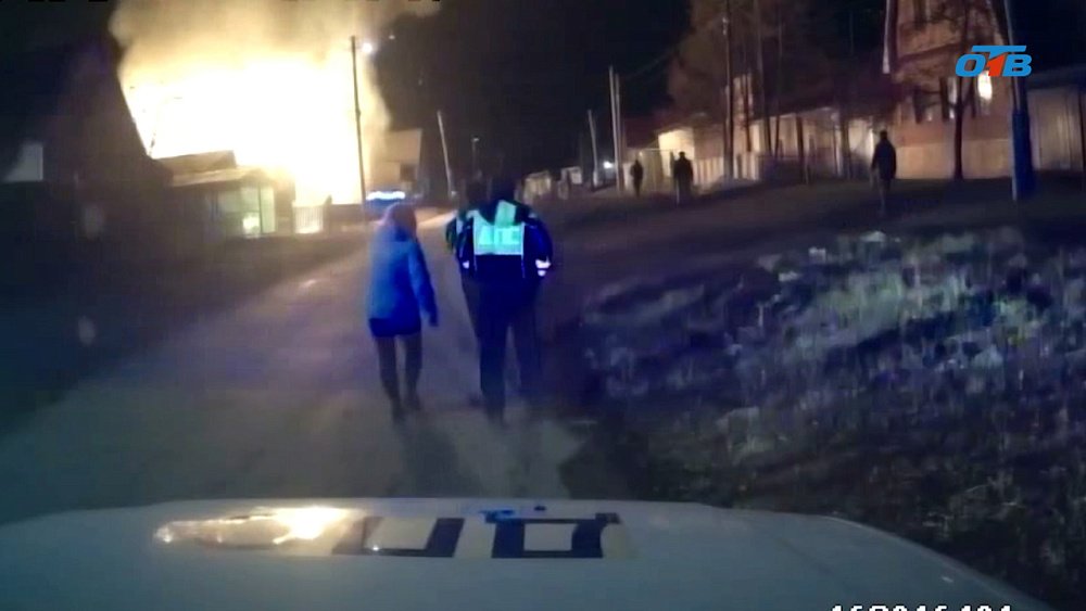 Полицейские Челябинской области спасли пожилую женщину из горящего дома