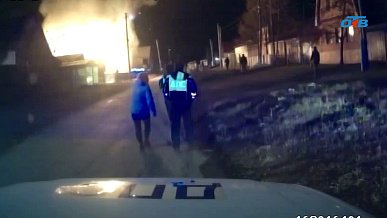 Полицейские Челябинской области спасли пожилую женщину из горящего дома