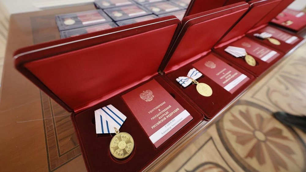 Алексей Текслер вручил награды многодетным матерям из Челябинской области