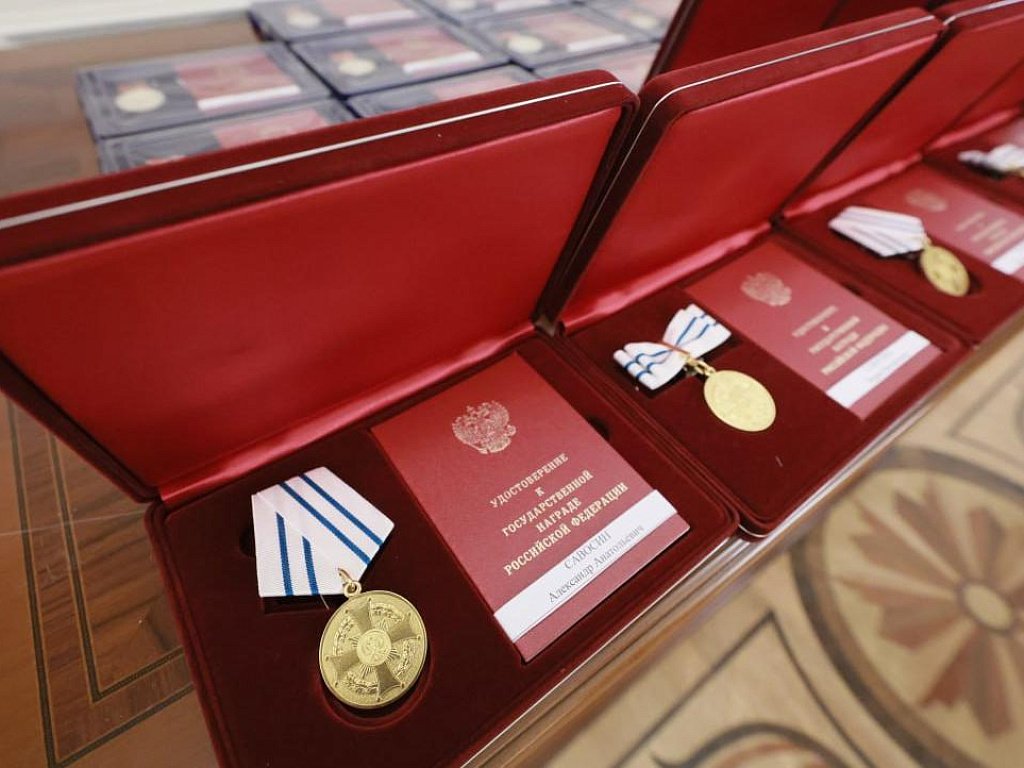 Алексей Текслер вручил награды многодетным матерям из Челябинской области