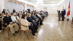 Алексей Текслер вручил награды многодетным матерям из Челябинской области