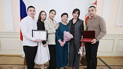 Алексей Текслер вручил награды многодетным матерям из Челябинской области