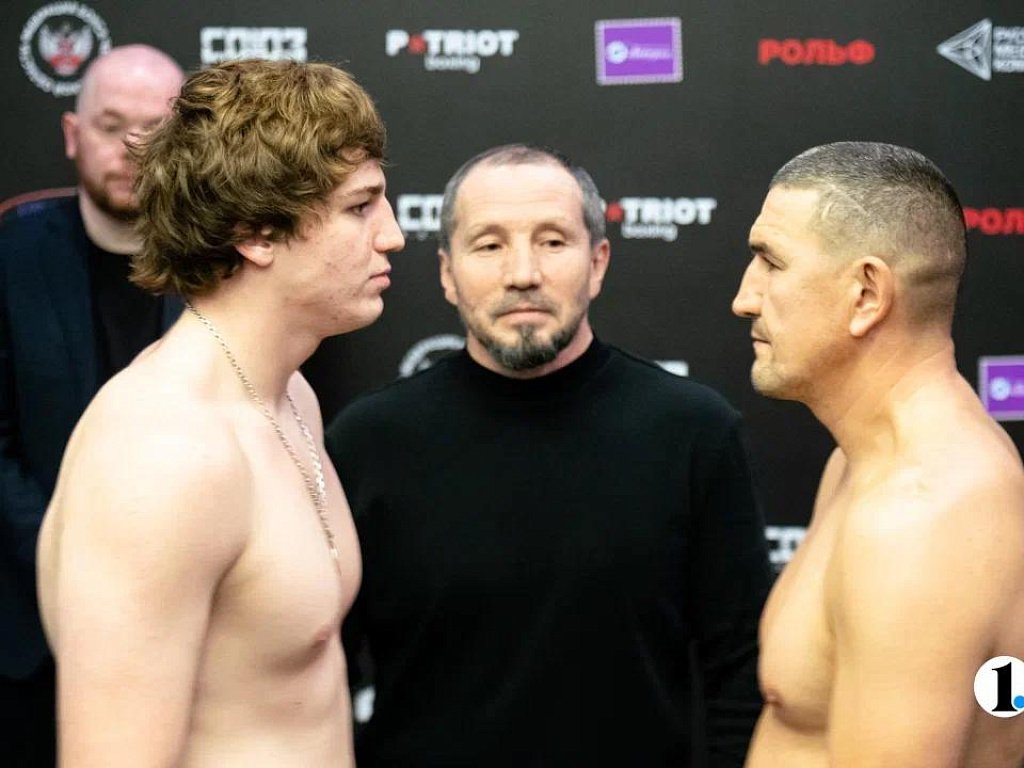 Боксеры встретились лицом к лицу перед жесткой рубкой на турнире в Челябинске