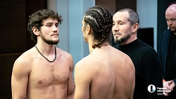 Боксеры встретились лицом к лицу перед жесткой рубкой на турнире в Челябинске