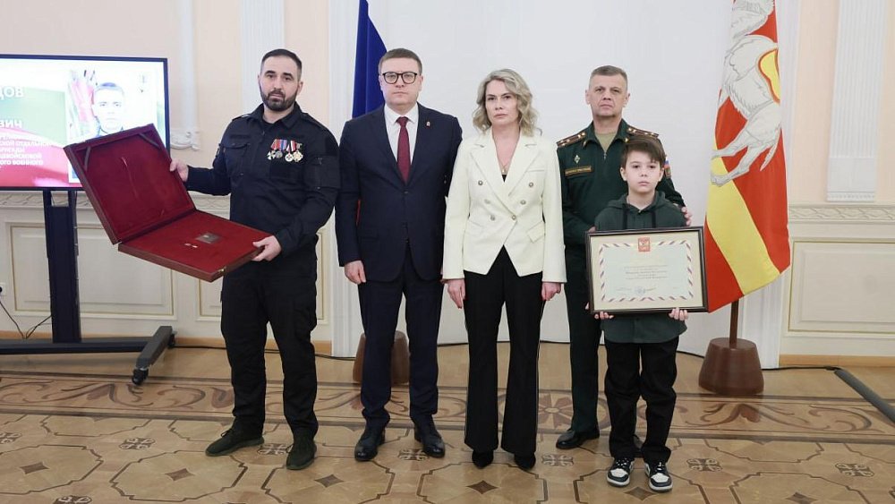 Алексей Текслер передал медаль «Золотая Звезда» семье Героя России Даниила Махмудова