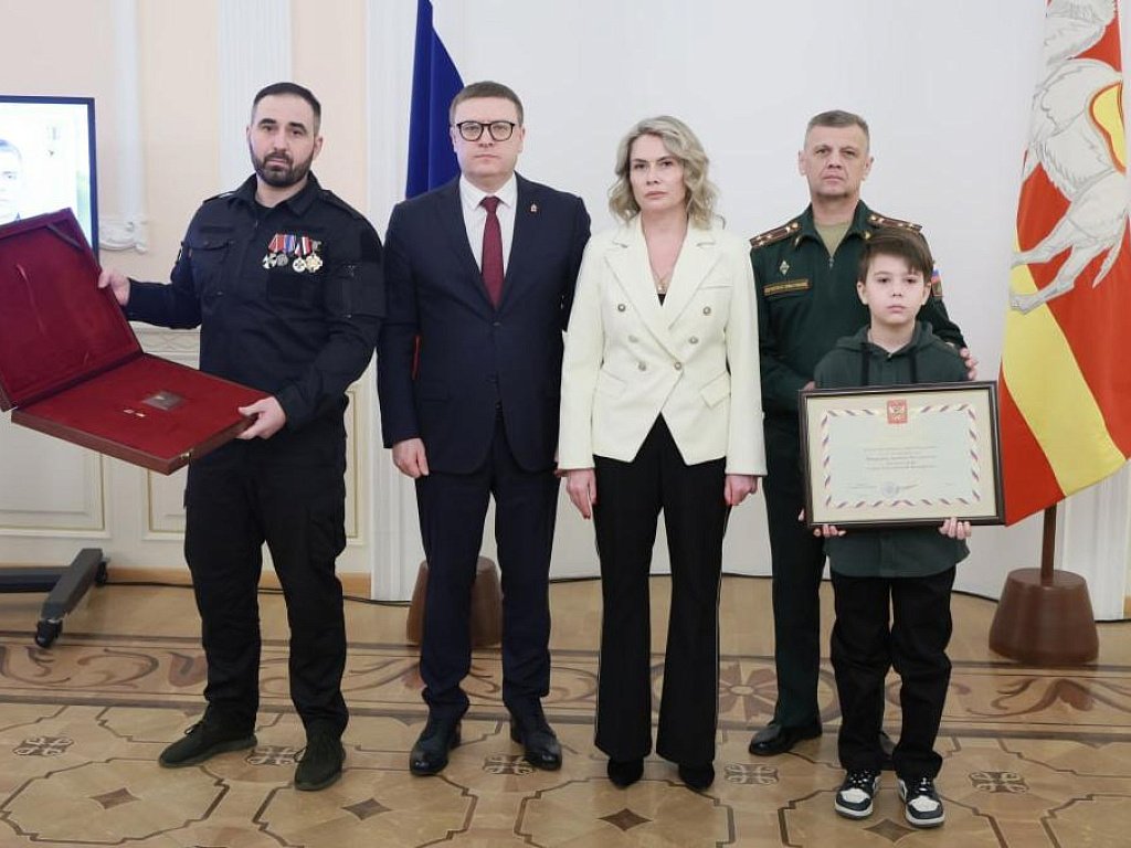 Алексей Текслер передал медаль «Золотая Звезда» семье Героя России Даниила Махмудова