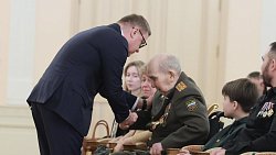 Алексей Текслер передал медаль «Золотая Звезда» семье Героя России Даниила Махмудова