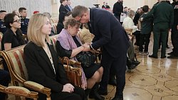 Алексей Текслер передал медаль «Золотая Звезда» семье Героя России Даниила Махмудова