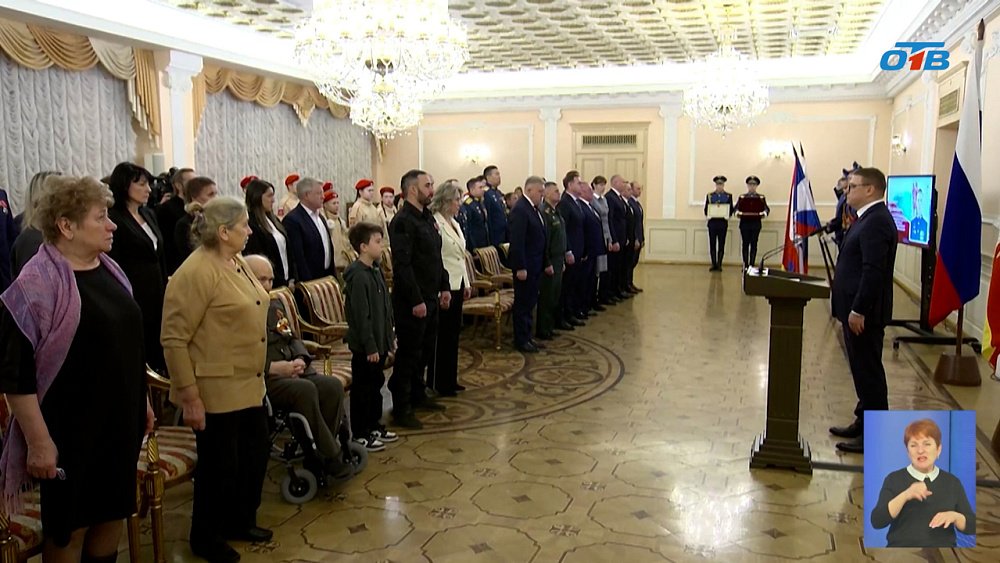 Алексей Текслер передал награды семье погибшего бойца спецоперации