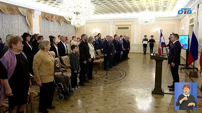 Алексей Текслер передал награды семье погибшего бойца спецоперации