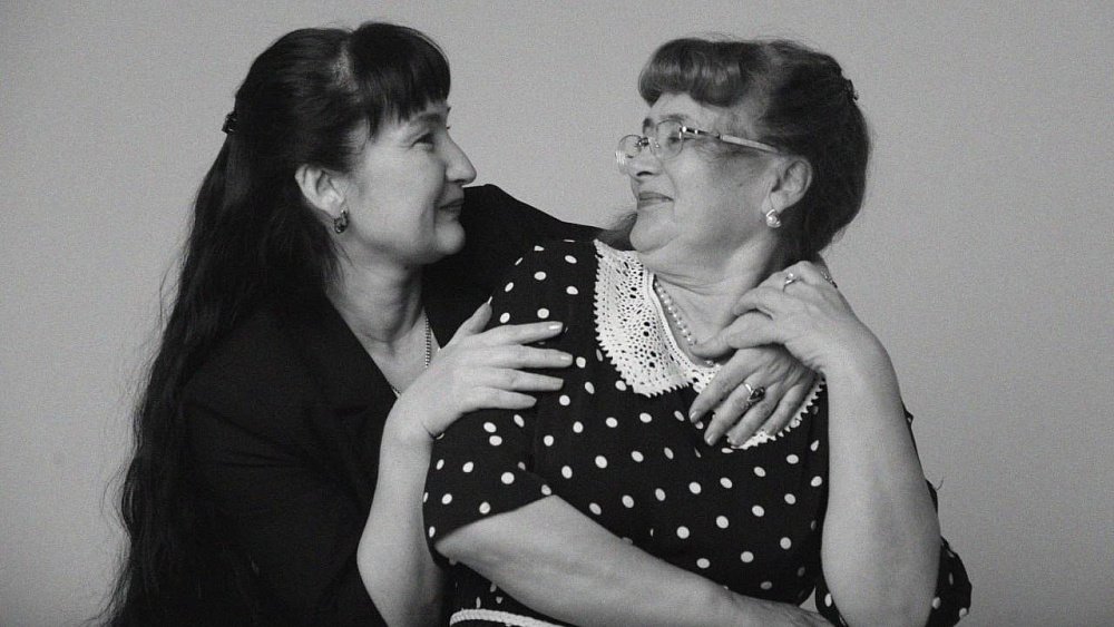 «Мама — моя опора»: в День матери южноуральцы поздравляют своих мам