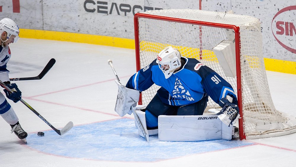 Хоккейный клуб «Трактор» отправился на выездные матчи с новым голкипером из Тюмени