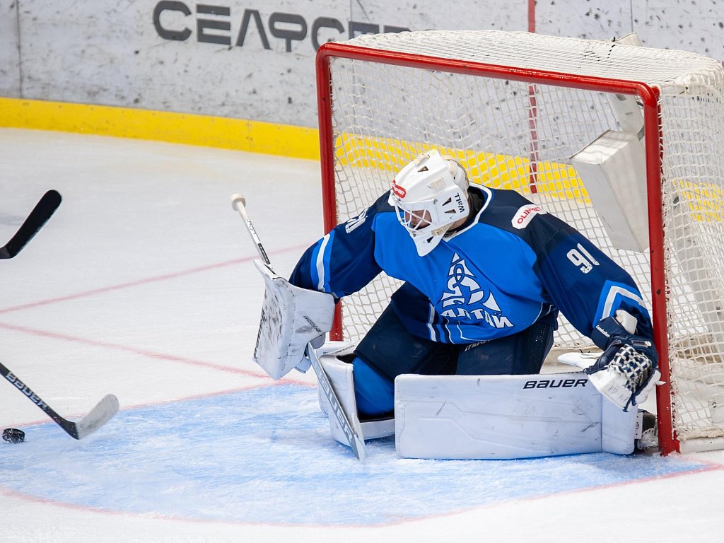 Хоккейный клуб «Трактор» отправился на выездные матчи с новым голкипером из Тюмени