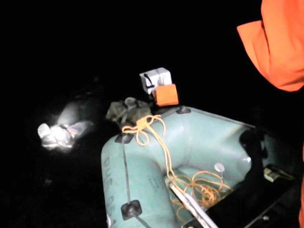 В Челябинской области спасатели вытащили тело рыбака, вмерзшее в озеро