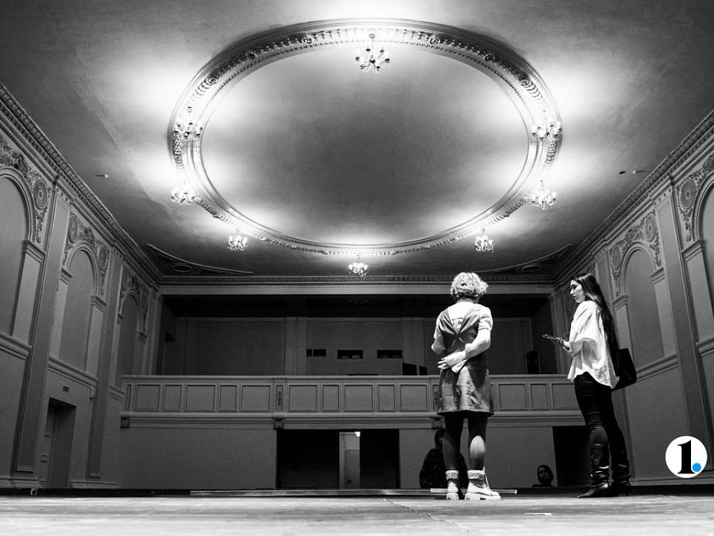 Артисты театра «Скарабей» готовят сцену ДК «Энергетик» под новогодние представления