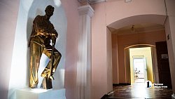 Артисты театра «Скарабей» готовят сцену ДК «Энергетик» под новогодние представления