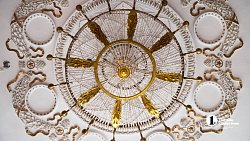 Артисты театра «Скарабей» готовят сцену ДК «Энергетик» под новогодние представления