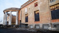 Артисты театра «Скарабей» готовят сцену ДК «Энергетик» под новогодние представления