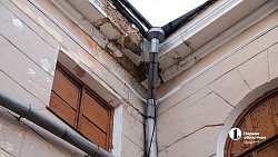 Артисты театра «Скарабей» готовят сцену ДК «Энергетик» под новогодние представления