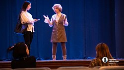 Артисты театра «Скарабей» готовят сцену ДК «Энергетик» под новогодние представления