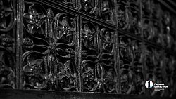 Артисты театра «Скарабей» готовят сцену ДК «Энергетик» под новогодние представления