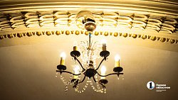 Артисты театра «Скарабей» готовят сцену ДК «Энергетик» под новогодние представления