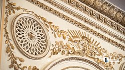 Артисты театра «Скарабей» готовят сцену ДК «Энергетик» под новогодние представления