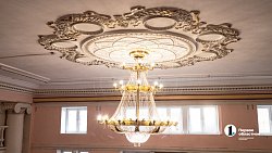 Артисты театра «Скарабей» готовят сцену ДК «Энергетик» под новогодние представления