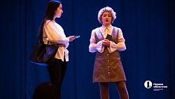 Артисты театра «Скарабей» готовят сцену ДК «Энергетик» под новогодние представления