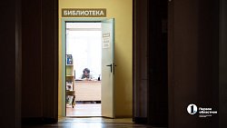 Артисты театра «Скарабей» готовят сцену ДК «Энергетик» под новогодние представления