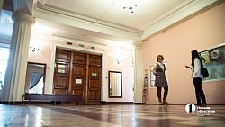 Артисты театра «Скарабей» готовят сцену ДК «Энергетик» под новогодние представления