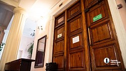 Артисты театра «Скарабей» готовят сцену ДК «Энергетик» под новогодние представления