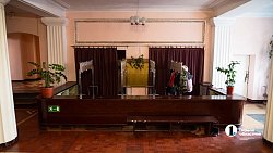 Артисты театра «Скарабей» готовят сцену ДК «Энергетик» под новогодние представления