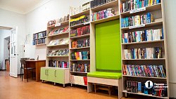 Артисты театра «Скарабей» готовят сцену ДК «Энергетик» под новогодние представления