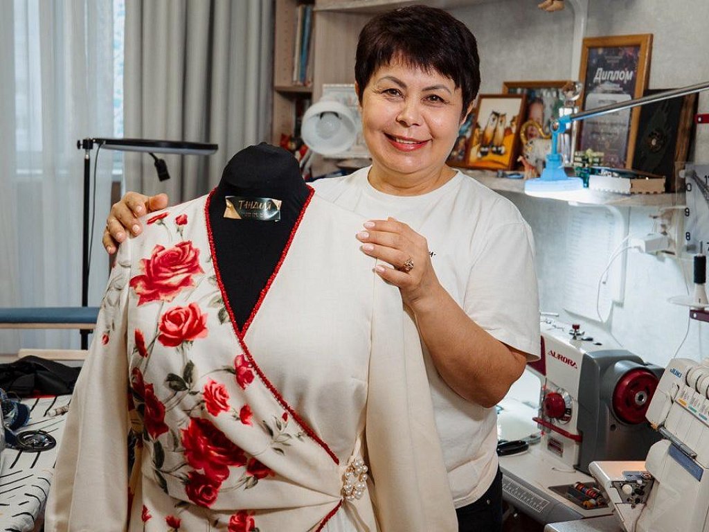 Мастерица из Озерска покорила Москву платьем из павловопосадского платка