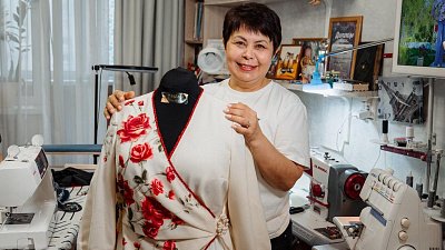 Мастерица из Озерска покорила Москву платьем из павловопосадского платка