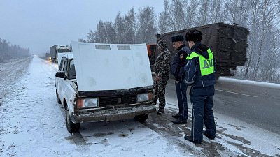 Под Южноуральском сотрудники ГАИ спасли водителя, вставшего на трассе без бензина