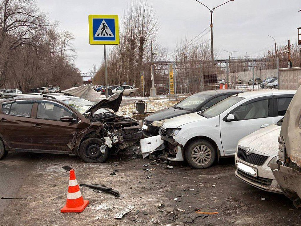 В Челябинске пьяный водитель протаранил 6 машин на парковке