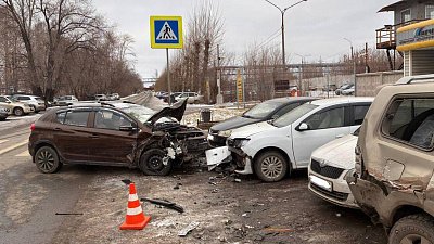 В Челябинске пьяный водитель протаранил 6 машин на парковке