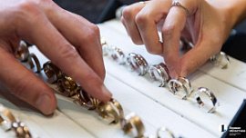 В Челябинске заработал вендинговый автомат с ювелирными украшениями