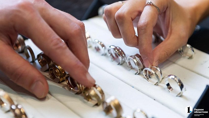 В Челябинске заработал вендинговый автомат с ювелирными украшениями