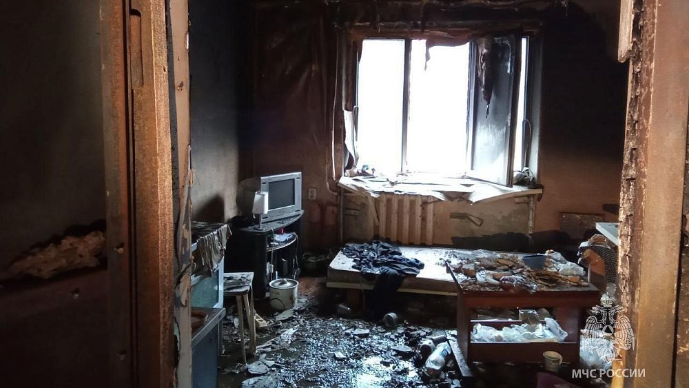 В Челябинске на пожаре в пятиэтажке спасли мужчину