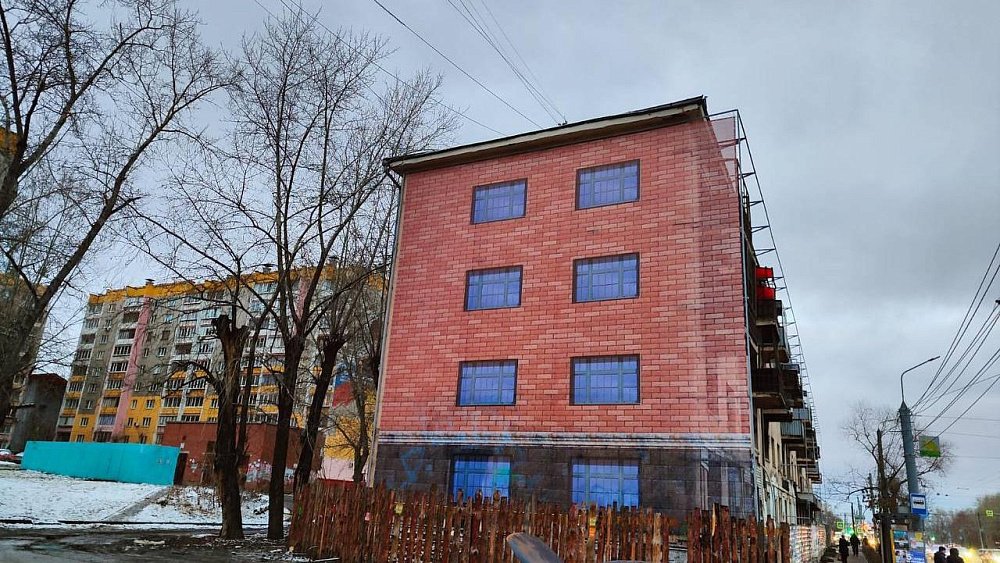 Заброшку на гостевом маршруте Челябинска закрывают фальшфасадом