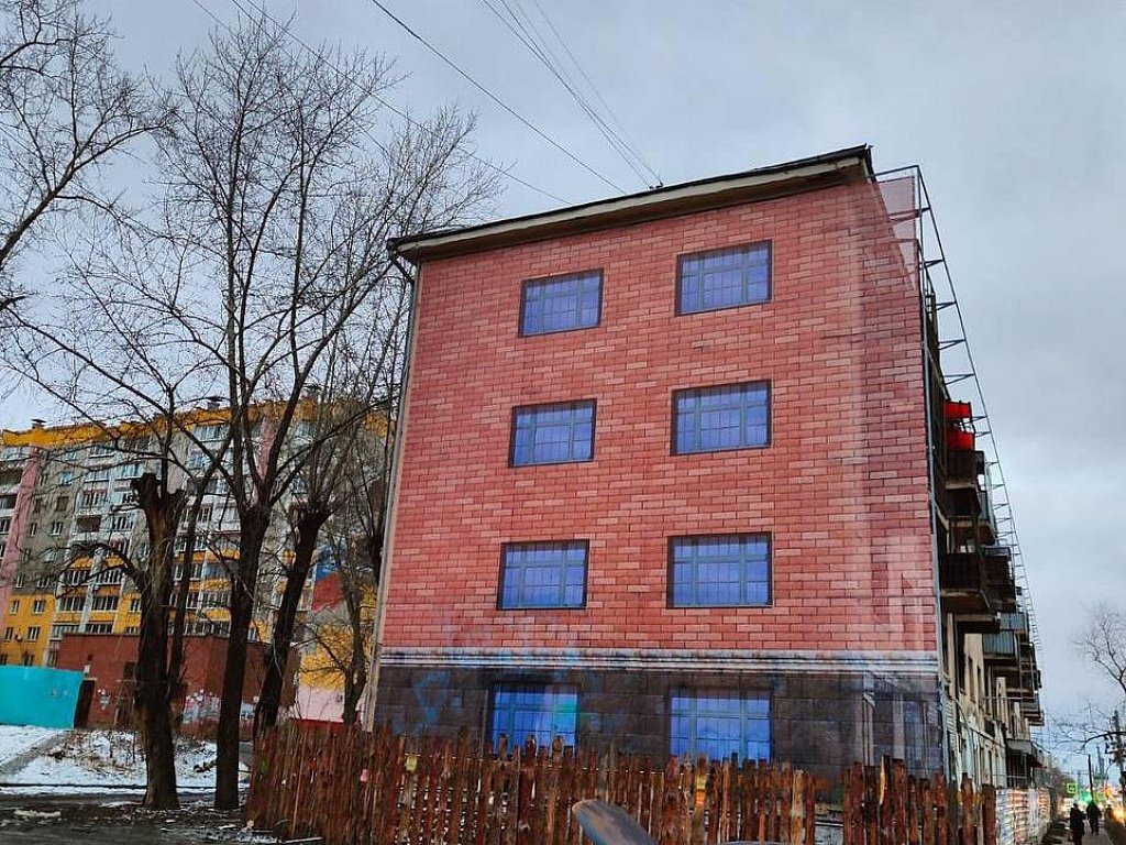 Заброшку на гостевом маршруте Челябинска закрывают фальшфасадом