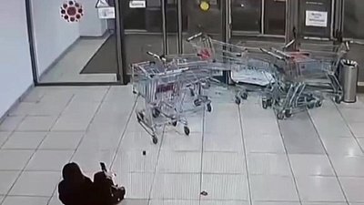 Женщина пострадала из-за скатившихся телег в торговом центре Челябинска