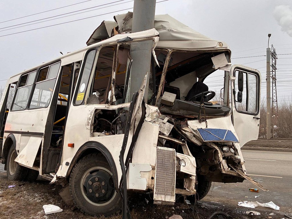 В Челябинске ПАЗ с пассажирами въехал в столб, четверо пострадали