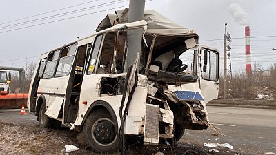 В Челябинске ПАЗ с пассажирами въехал в столб, четверо пострадали