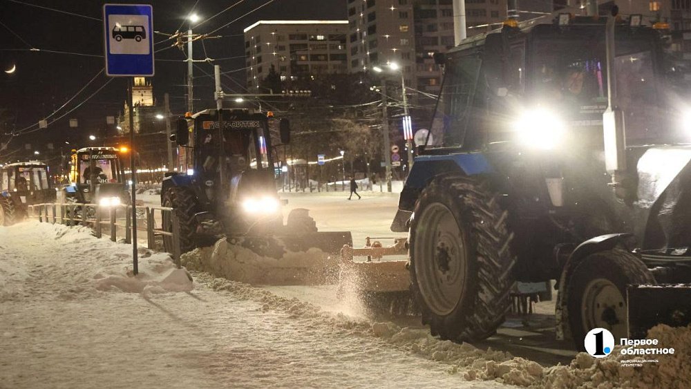 Свыше 130 машин вывели на очистку дорог от снега в Челябинске