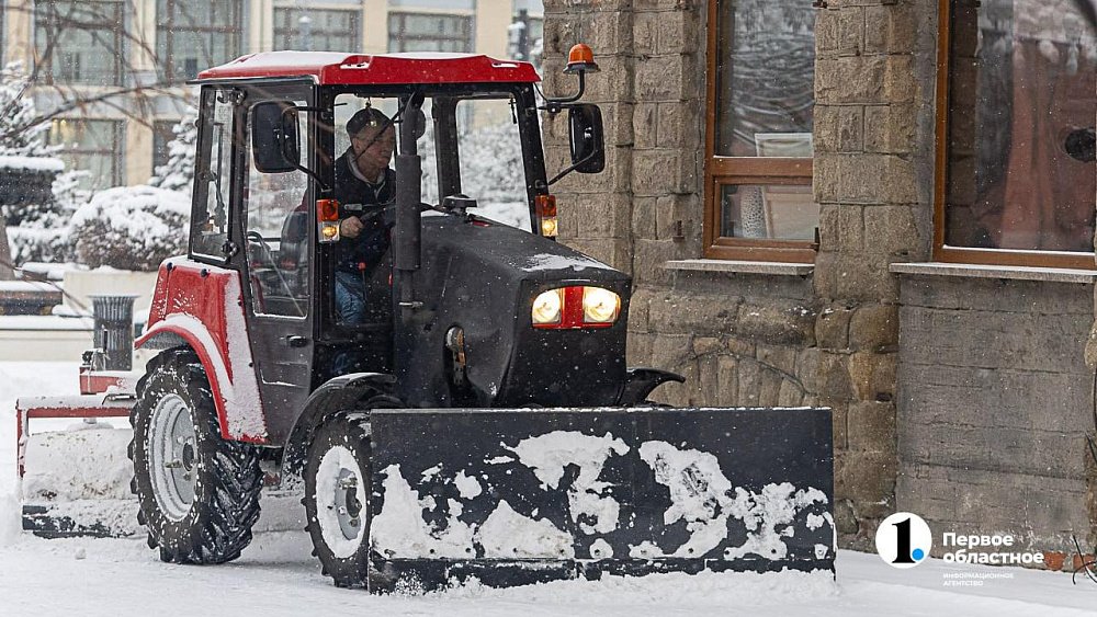 На уборку снега в Челябинске вышли 1600 дворников, полсотни рабочих и 182 машины