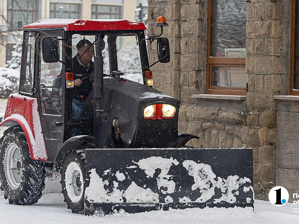 На уборку снега в Челябинске вышли 1600 дворников, полсотни рабочих и 182 машины